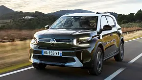 Blick von schräg vorne auf den fahrenden Citroën C3 Aircross (2025). - Foto: Citroën