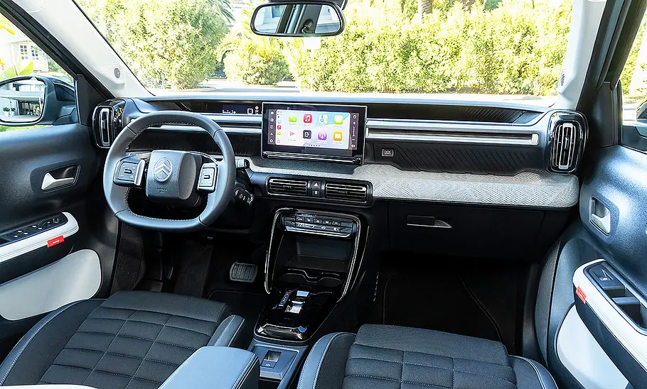 Blick auf die Armaturen im Innenraum des Citroën C3 Aircross (2025).