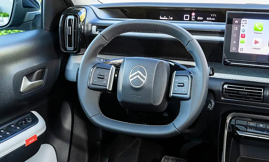 Blick auf das Lenkrad im Innenraum des Citroën C3 Aircross (2025).