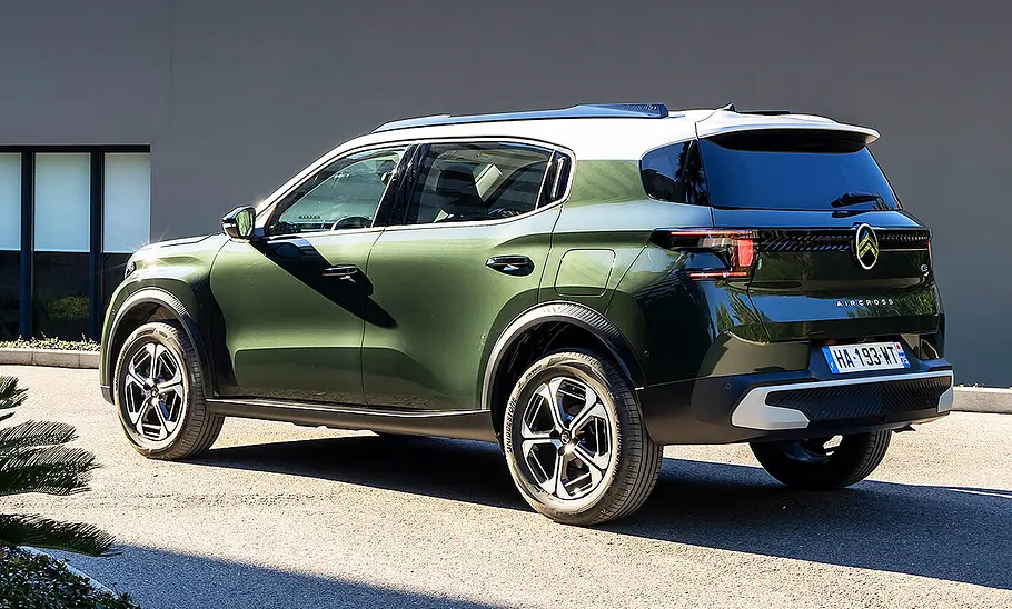 Blick von schräg hinten auf den Citroën C3 Aircross (2025).