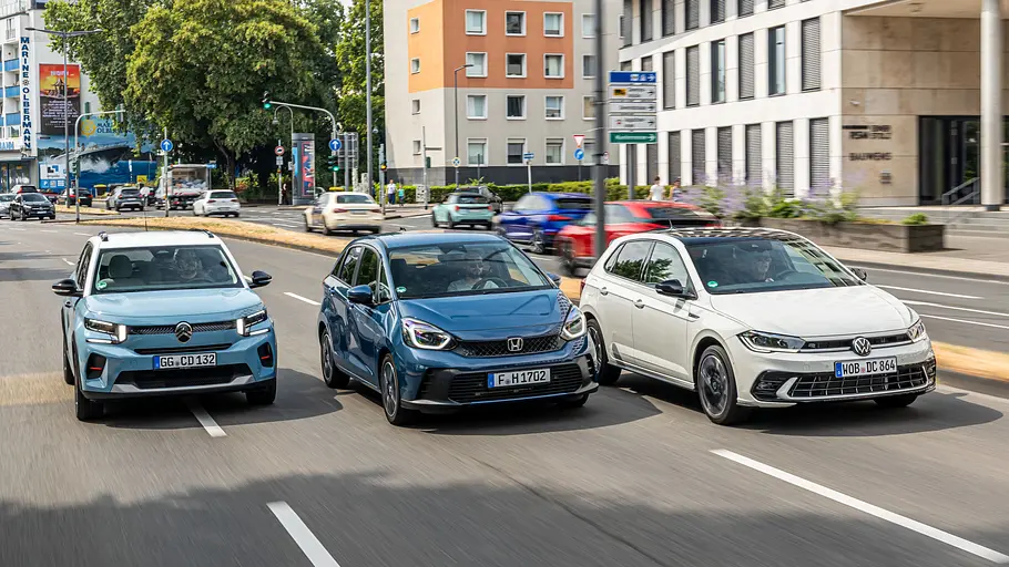 Citroën C3, Honda Jazz und VW Polo nebeneinander fahrend von schräg vorne rechts.