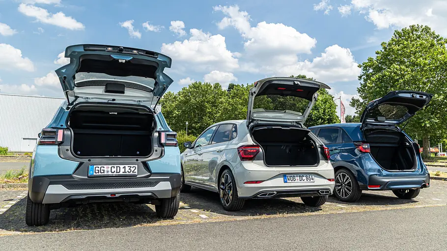 Citroën C3, VW Polo und Honda Jazz statisch von schräg hinten mit geöffneten Heckklappen.