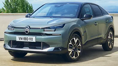 Das Citroën C4 Facelift (2025) stehend von schräg vorne fotografiert. - Foto: Citroën