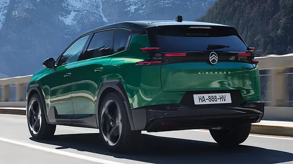 Der Citroën (ë-)C5 Aircross fährt über eine Landstraße, fotografiert von schräg hinten. - Foto: Citroën Der Citroën (ë-)C5 Aircross fährt über eine Landstraße, fotografiert von schräg hinten. - Foto: Citroën