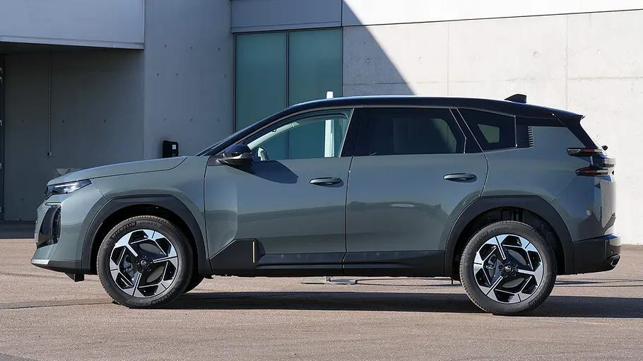 Citroën (ë-)C5 Aircross Der Citroën (ë-)C5 Aircross stehend von der Seite fotografiert.
