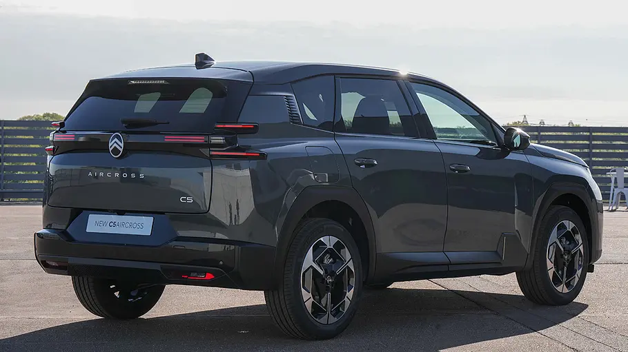Citroën (ë-)C5 Aircross Der Citroën (ë-)C5 Aircross stehend von schräg hinten fotografiert.