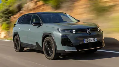 Der Citroën C5 Aircross fahrend von schräg vorne rechts. - Foto: Citroën Der Citroën C5 Aircross fahrend von schräg vorne rechts. - Foto: Citroën