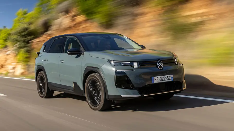 Citroën C5 Aircross Leasing News Der Citroën C5 Aircross fahrend von schräg vorne rechts.