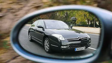 Citroën C6 V6 HDi 205 Biturbo im Rückspiegel - Foto: AUTO ZEITUNG/Bernd Ebener