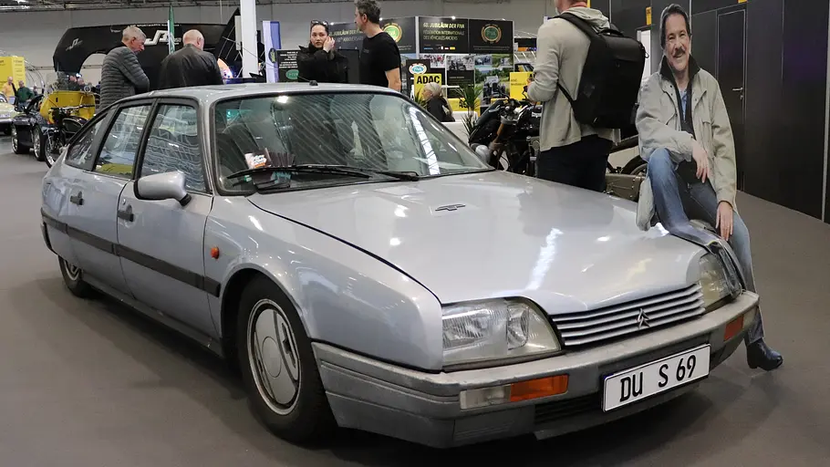 Schimanskis Citroën CX 2,4 Turbo Schimanskis Citroën CX 2,4 Turbo statisch von schräg vorne fotografiert.