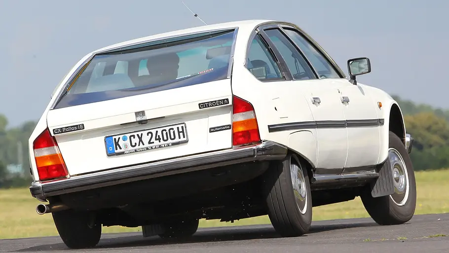 Citroën CX 2400 Pallas i.e. Citroën CX 2400 Pallas i.e. fahrend von schräg hinten fotografiert.