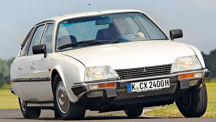 Citroën CX 2400 Pallas i.e. Citroën CX 2400 Pallas i.e. fahrend von schräg vorne fotografiert.