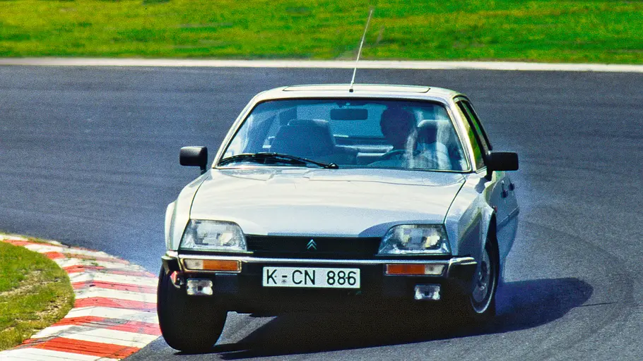 Citroën CX 25 GTI fahrend von vorne fotografiert. 