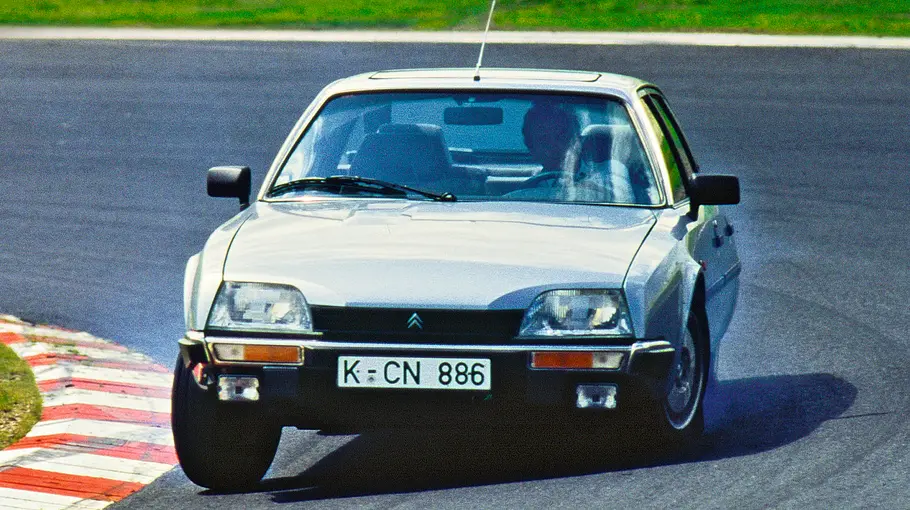 Citroën CX 25 GTI fahrend von vorne fotografiert. 