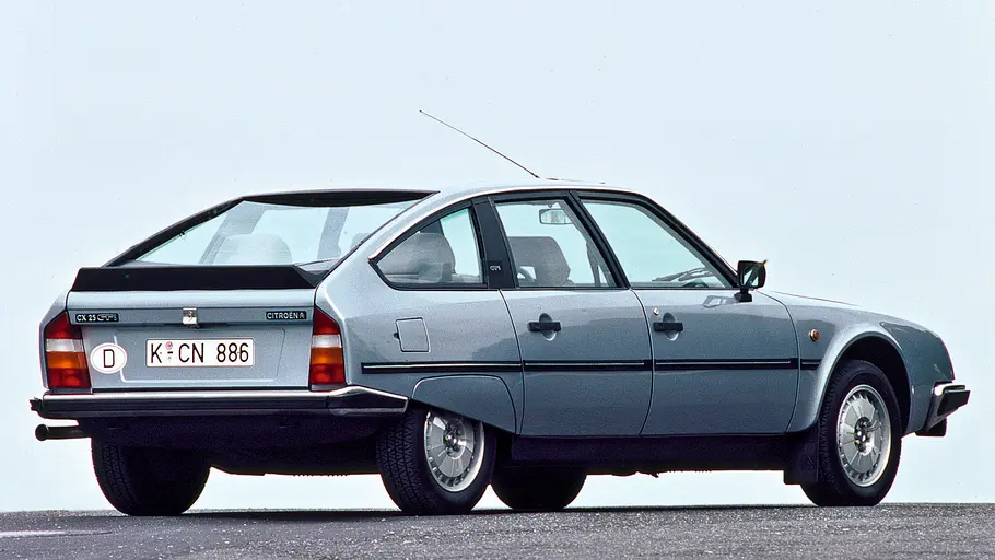 Citroën CX 25 GTI statisch von schräg hinten fotografiert.