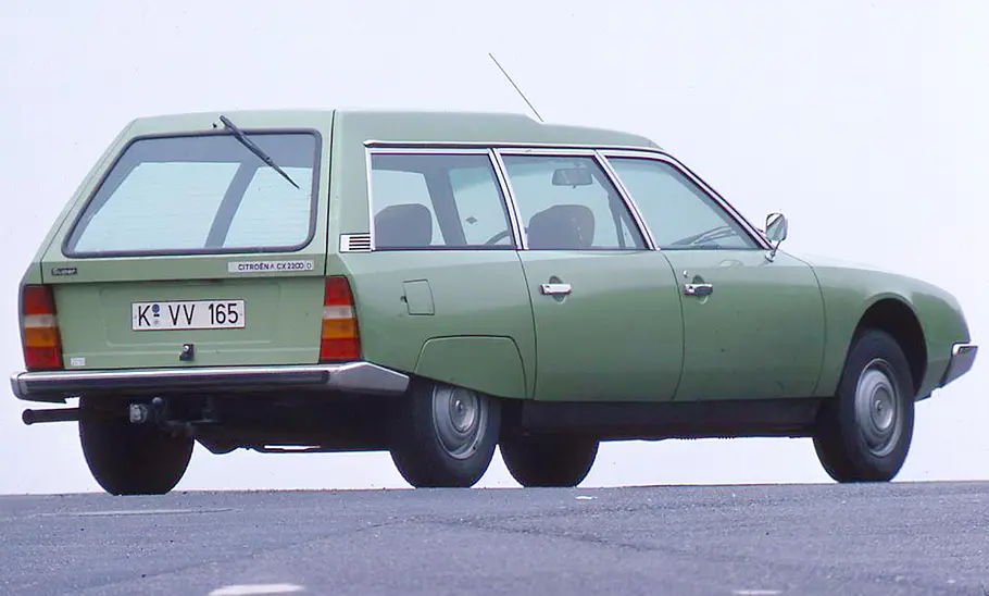 Citroën CX Break Der Citroën CX Break statisch von schräg hinten fotografiert.