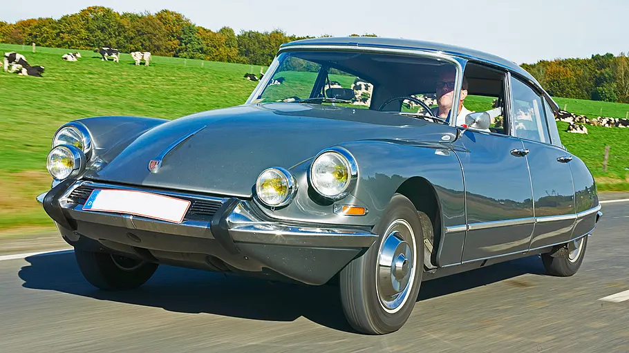 Die Citroën DS fahrend von vorne.