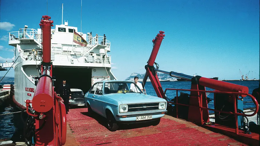 Ford Escort GL statisch von schräg vorne fotografiert. 