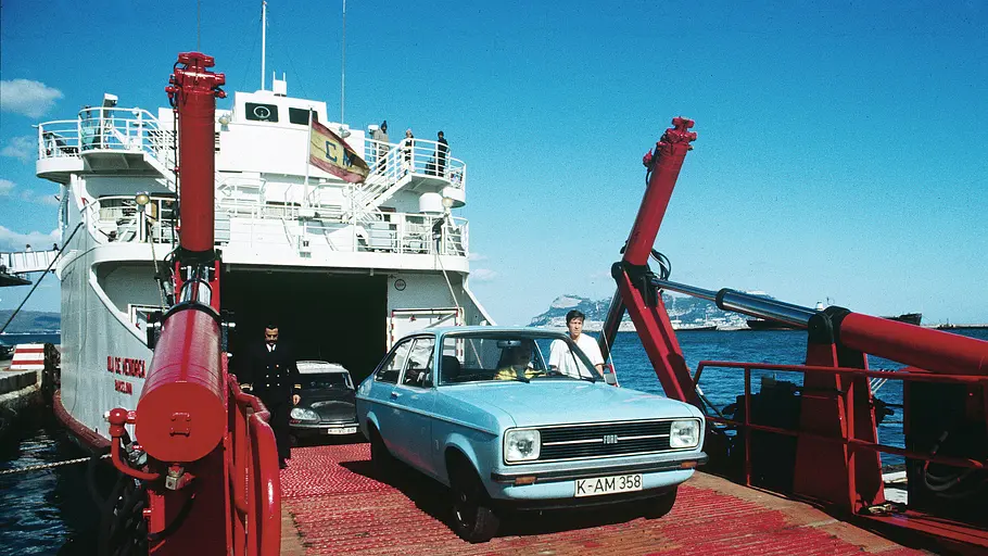 Citroën DS Break, Ford Escort GL statisch von schräg vorne fotografiert. 