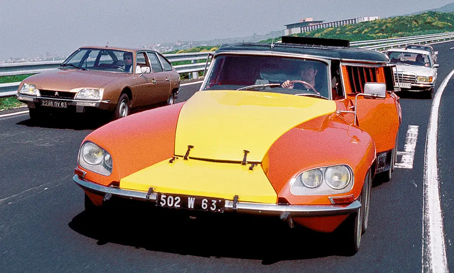 Der Citroën DS Michelin PLR Milles Pattes fahrend von vorne.