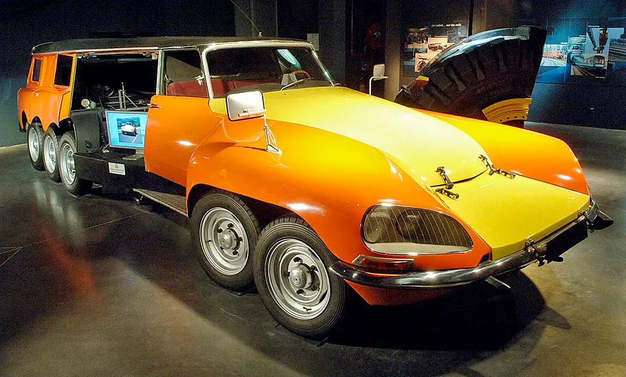 Der Citroën DS Michelin PLR Milles Pattes stehend mit offener Tür.