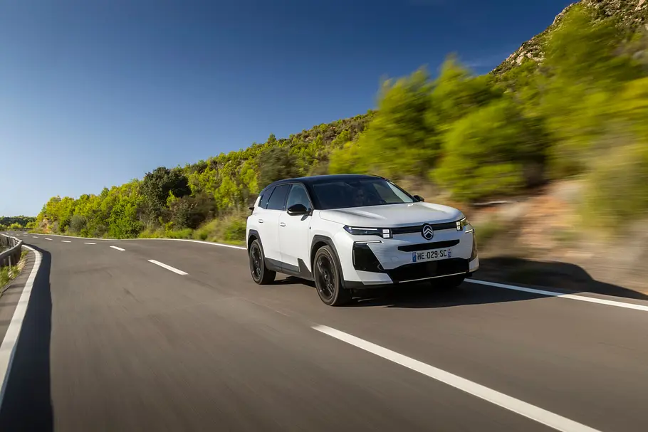 Citroën (ë-)C5 Aircross Ein fahrender Citroën (ë-)-C5 Aircross von schräg vorne.