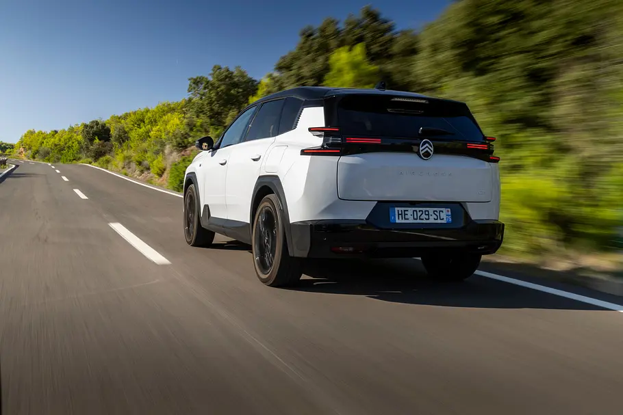 Citroën (ë-)C5 Aircross Ein fahrender Citroën (ë-)C5 Aircross von schräg hinten.
