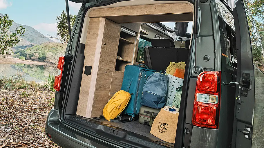 Citroën Holidays stehend, von hinten mit geöffneter Kofferraumklappe und Gepäck im Kofferraum.