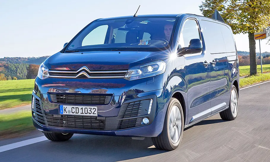 Citroën Spacetourer auf einer Landstraße fahrend, Ansicht von vorne links.