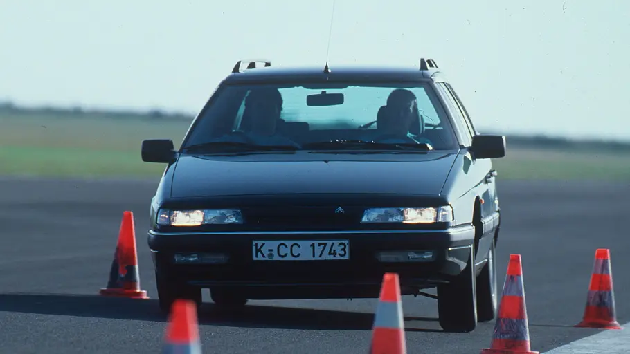 Citroën XM Break TD 12 fahrend von vorne fotografiert. 