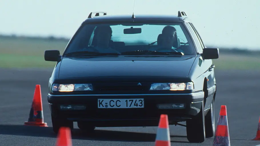 Citroën XM Break TD 12 fahrend von vorne fotografiert. 