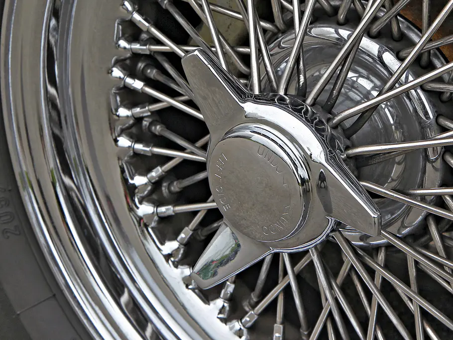 Classic Cars Vergleich Bilder Aston Martin DB6 Vantage 1967 Chromspeichenräder