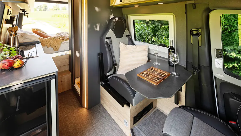Durchsicht durch den Wohnraum des Clever Vans Aventuro 600.