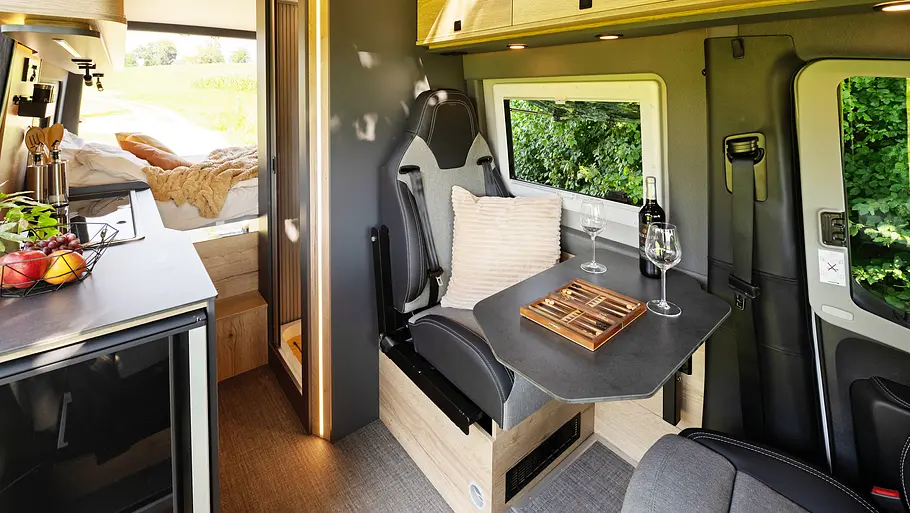 Die Innenaufnahme zeigt den Wohnraum des Clever Vans Aventuro 600 (2026) in der Übersicht.