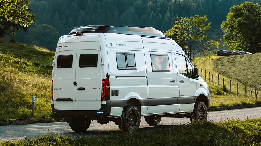 Die Außenaufnahme zeigt den Clever Vans Aventuro 600 (2026) von schräg hinten.