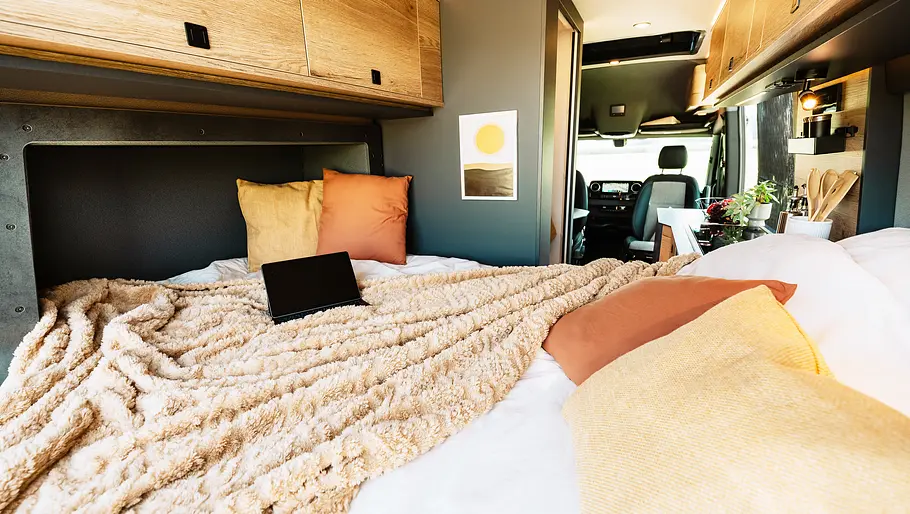 Die Innenaufnahme zeigt das Schlafzimmer des Clever Vans Aventuro 600 (2026).