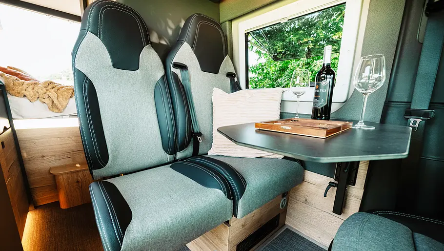 Die Innenaufnahme zeigt die Sitzgruppe des Clever Vans Aventuro 600 (2026).