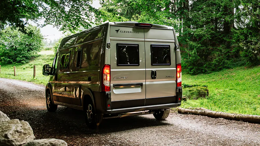 Clever Vans Celebration 600 Der Clever Vans Celebration 600 statisch von schräg hinten links auf einem Waldweg.