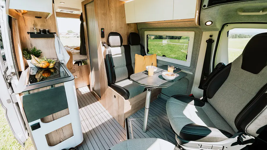 Clever Vans Celebration 600 Durchsicht durch den Wohnraum des Clever Vans Celebration 600.