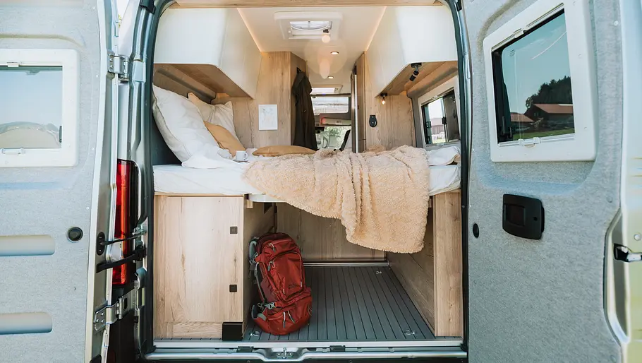 Clever Vans Celebration 600 Blick in die Heckgarage des Clever Vans Celebration 600 durch die geöffneten Hecktüren.