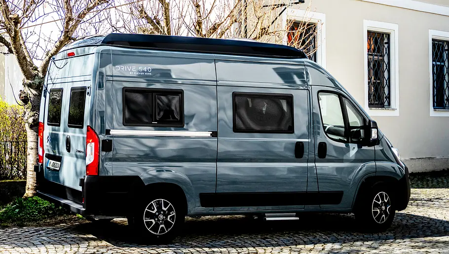 Clever Vans Drive 540 Die Außenaufnahme zeigt den stehenden Clever Vans Drive 540 von der Seite vor einem Wohnhaus.