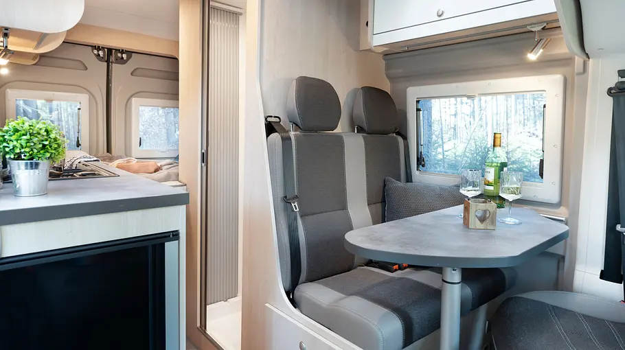 Clever Vans Drive 540 Die Innenaufnahme zeigt die Sitzgruppe des Clever Vans Drive 540.