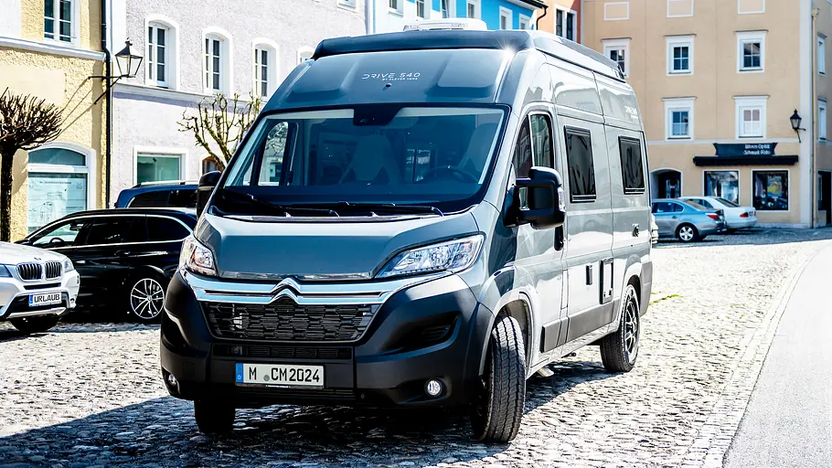 Clever Vans Drive 540 Die Außenaufnahme zeigt den stehenden Clever Vans Drive 540 von schräg vorne vor einer Altstadtkulisse.