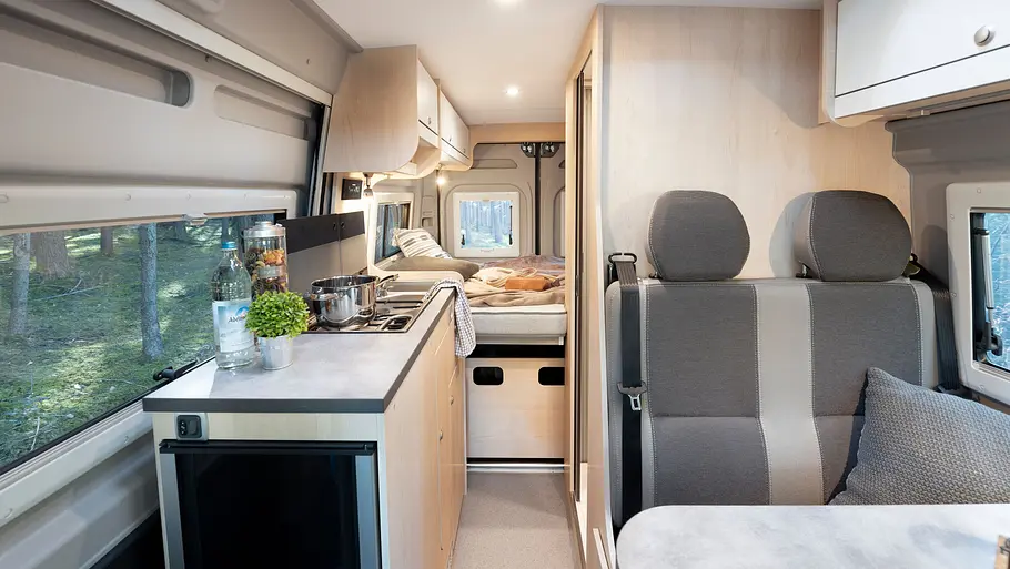 Clever Vans Drive 540 Die Innenaufnahme zeigt den Wohnraum des Clever Vans Drive 540 in der Durchsicht.
