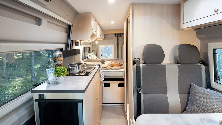 Clever Vans Drive 540 Die Innenaufnahme zeigt den Wohnraum des Clever Vans Drive 540 in der Durchsicht.