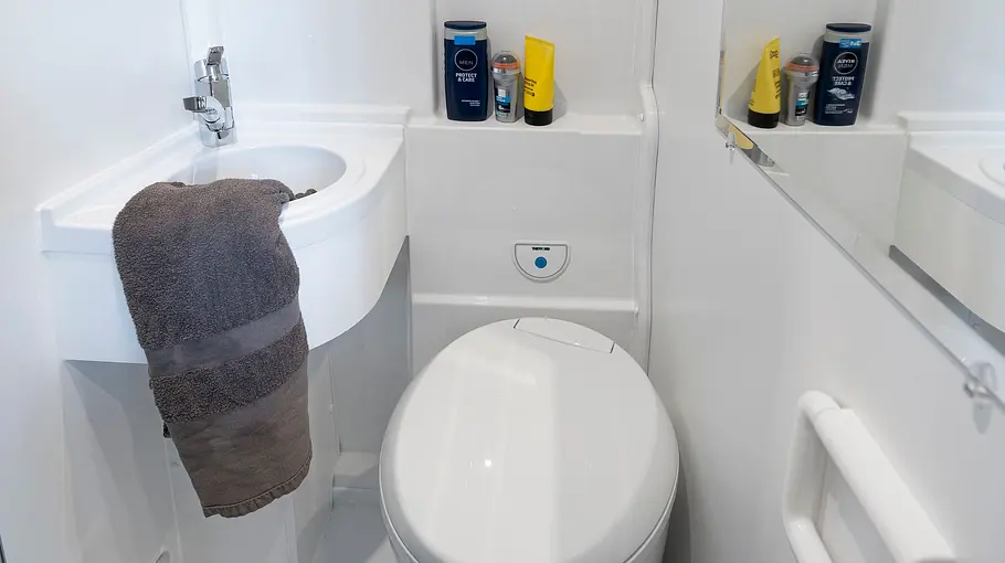 Clever Vans Drive 540 Die Innenaufnahme zeigt das Badezimmer des Clever Vans Drive 540.