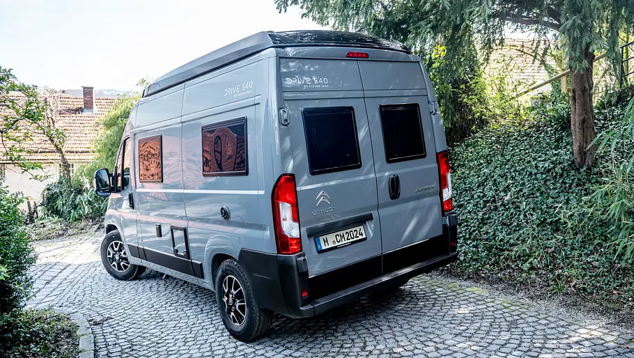 Clever Vans Drive 540 Die Außenaufnahme zeigt den stehenden Clever Vans Drive 540 von schräg hinten.