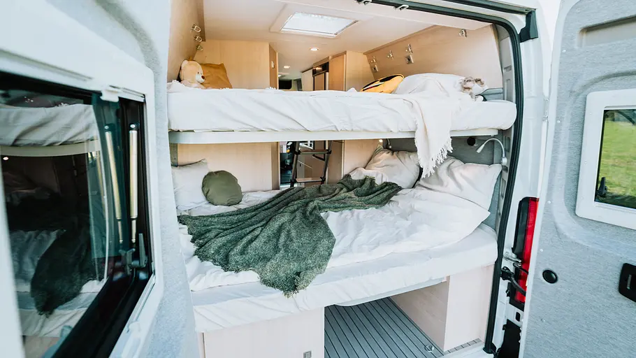 Besipielbild für die Etagen-Heckbetten im Clever Vans Drive 600 Kids: Die Heckbetten des Clever Vans Vario 600.