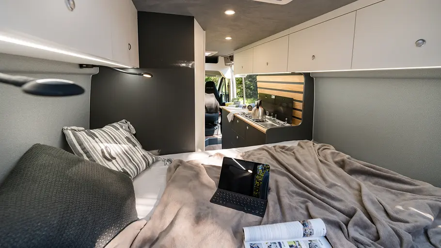 Das Heckbett des Clever Vans Drive 600 mit Blick in den Wohnraum.