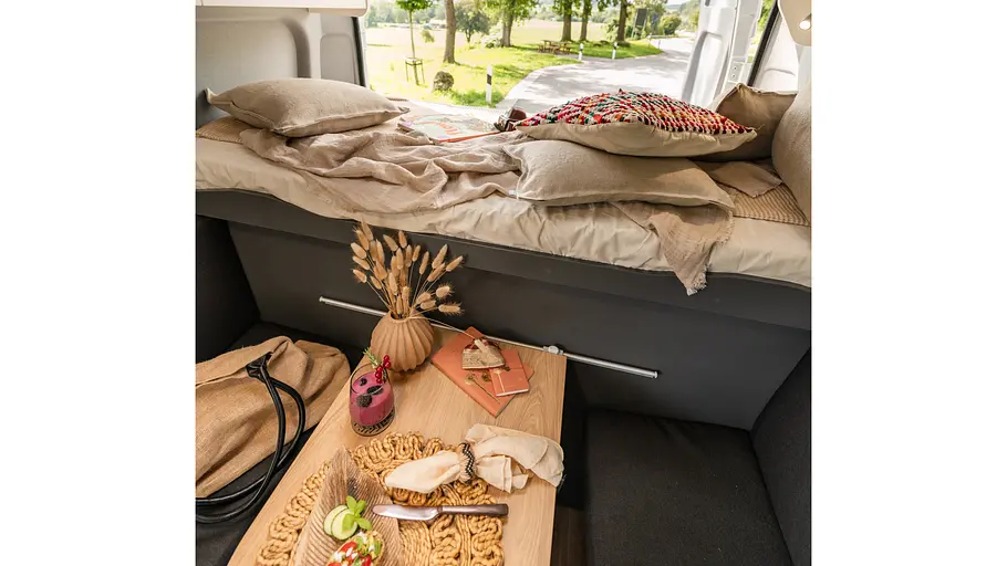Clever Vans Duo 540 Die Sitzgruppe vor dem Heckbett im Clever Vans Duo 540 im Detail.